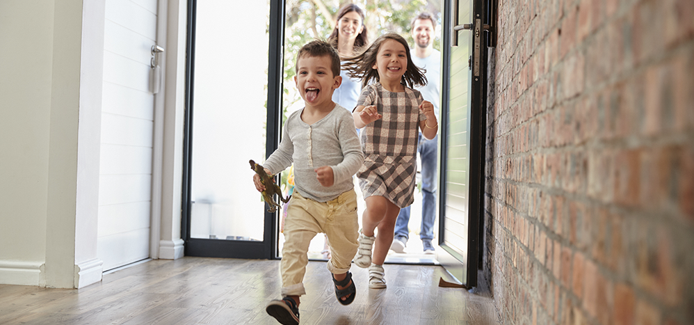 Enfant-heureux-maison-