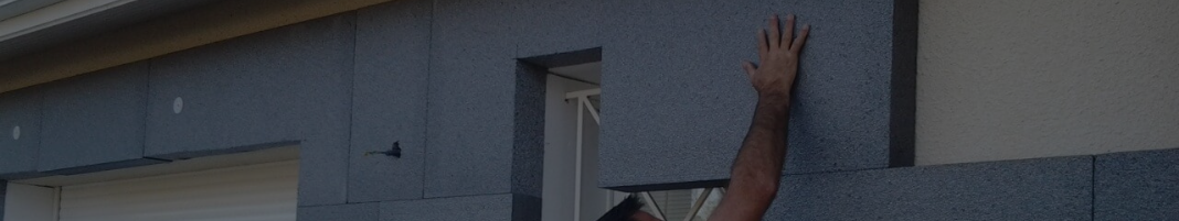 Pose isolant thermique extérieur technicien posant un isolant pour isolation thermique extérieure ITE