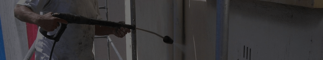 Technicien procédant à un nettoyage de façade haute pression